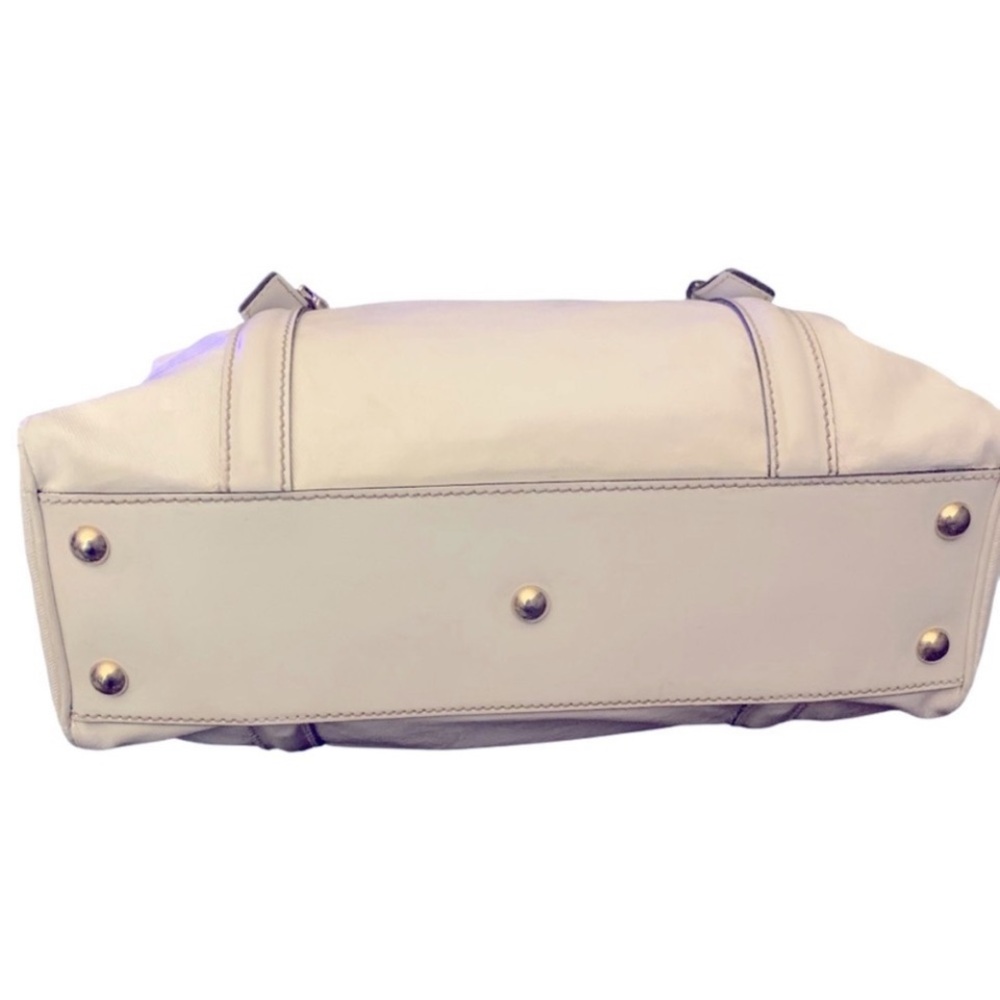 SOLD UNLISTED. Gucci Sherri Line White Leather Tote with Red and Gold Emblem - Picture 8 of 12